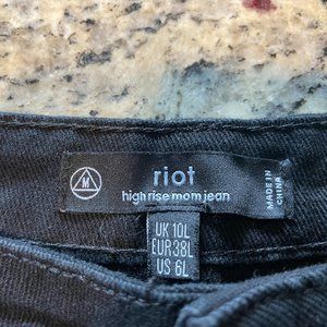 Riot high rise mom jeans ripped black 6L